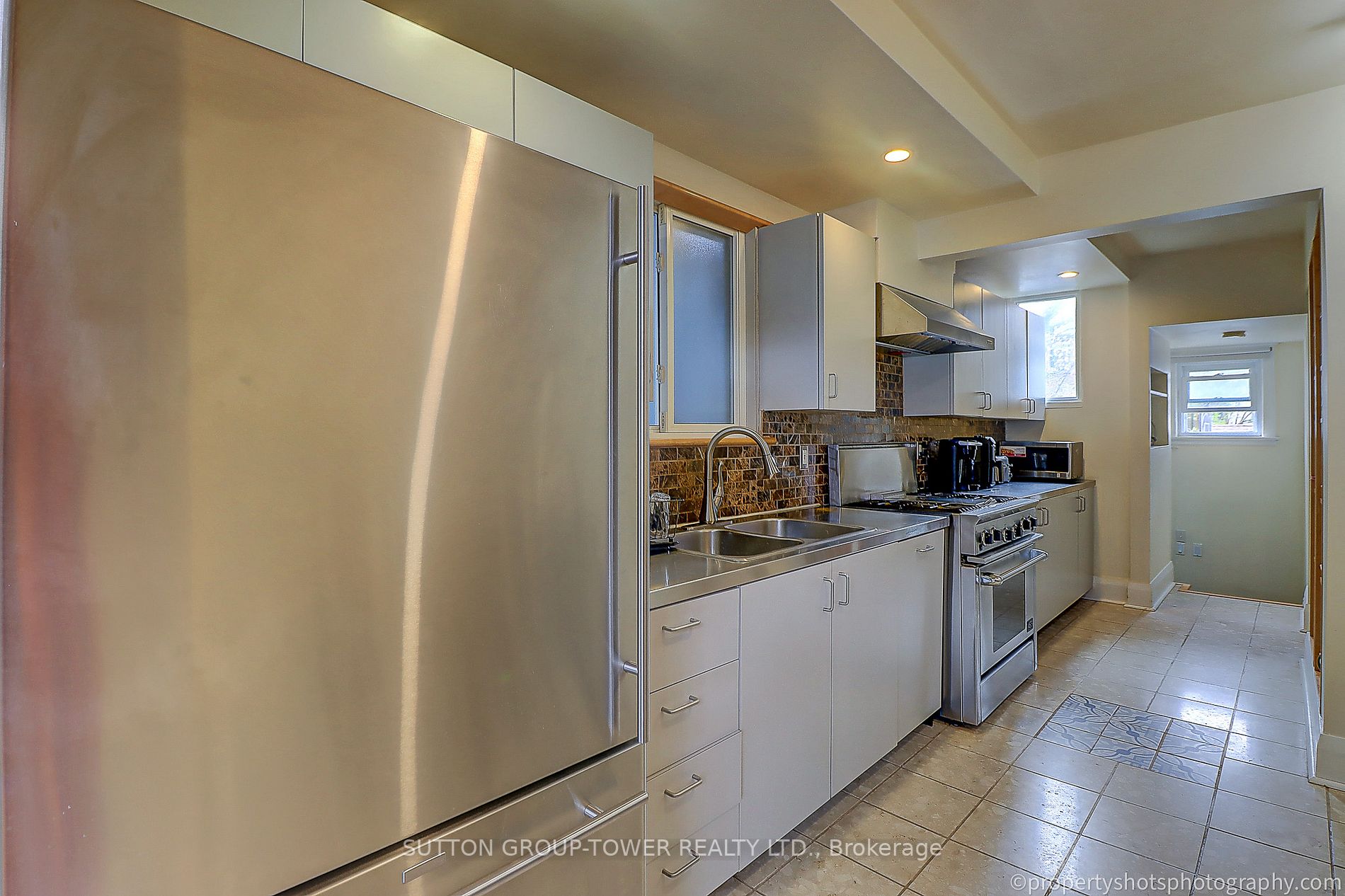 156 Warden Ave
