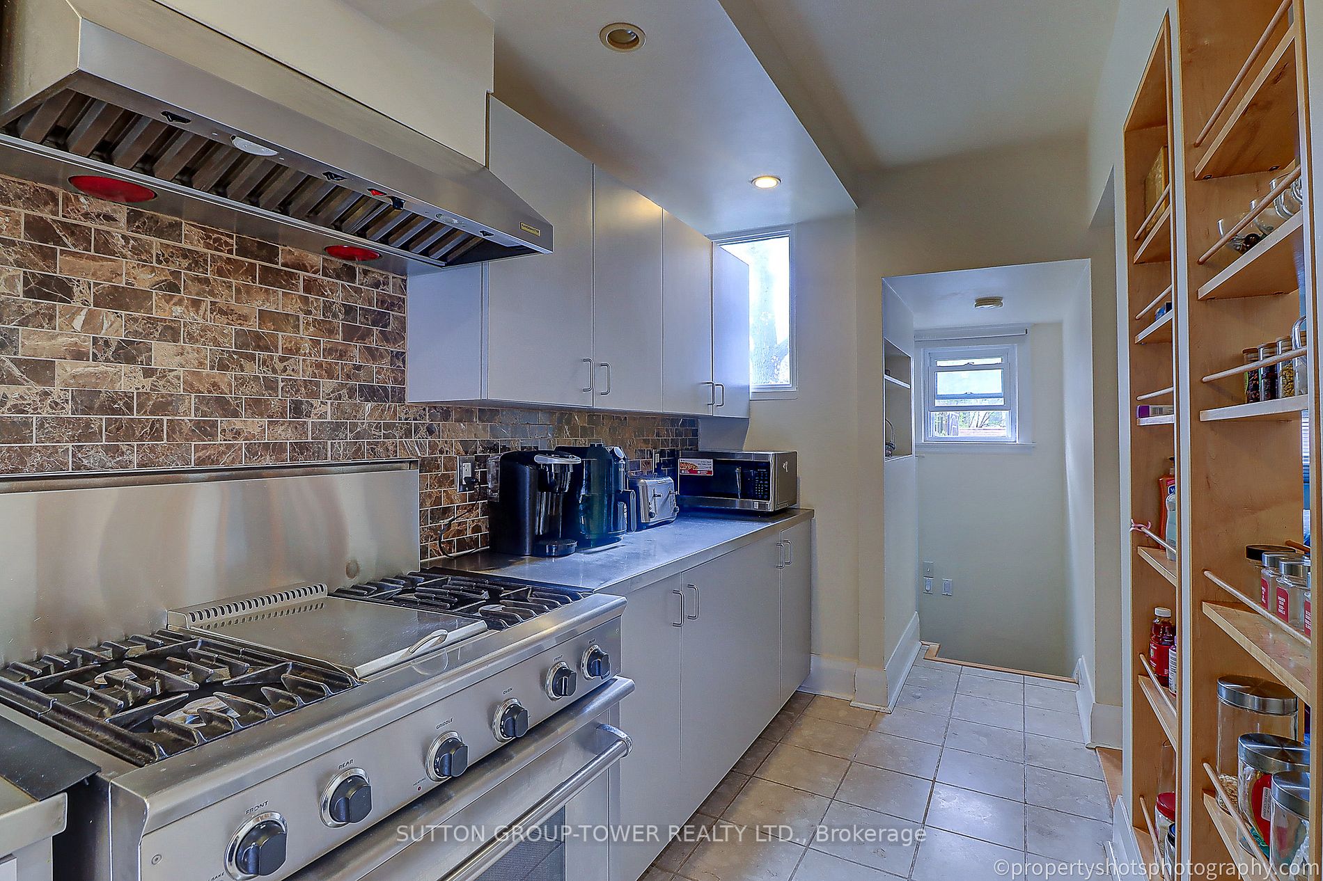 156 Warden Ave