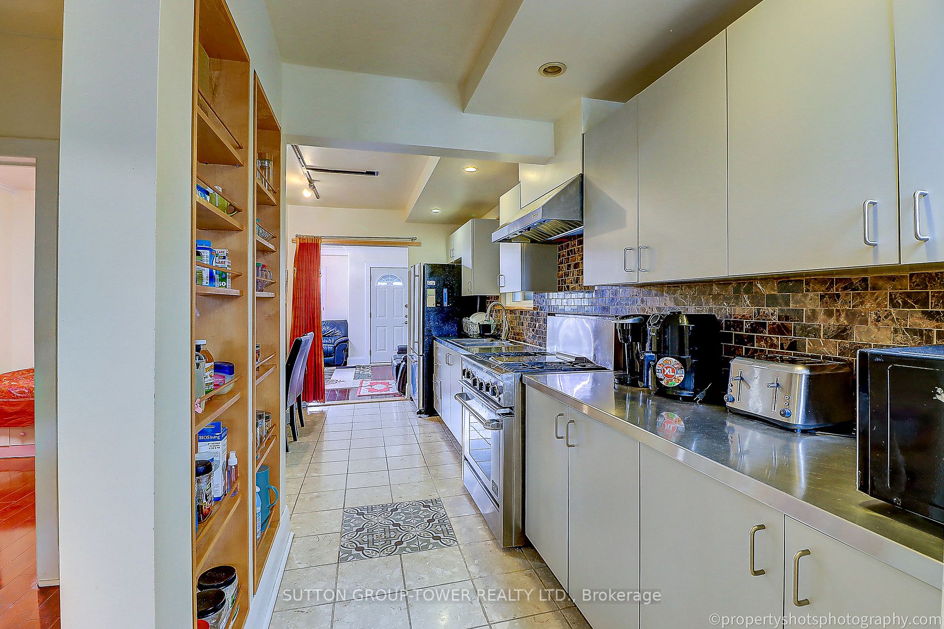 156 Warden Ave