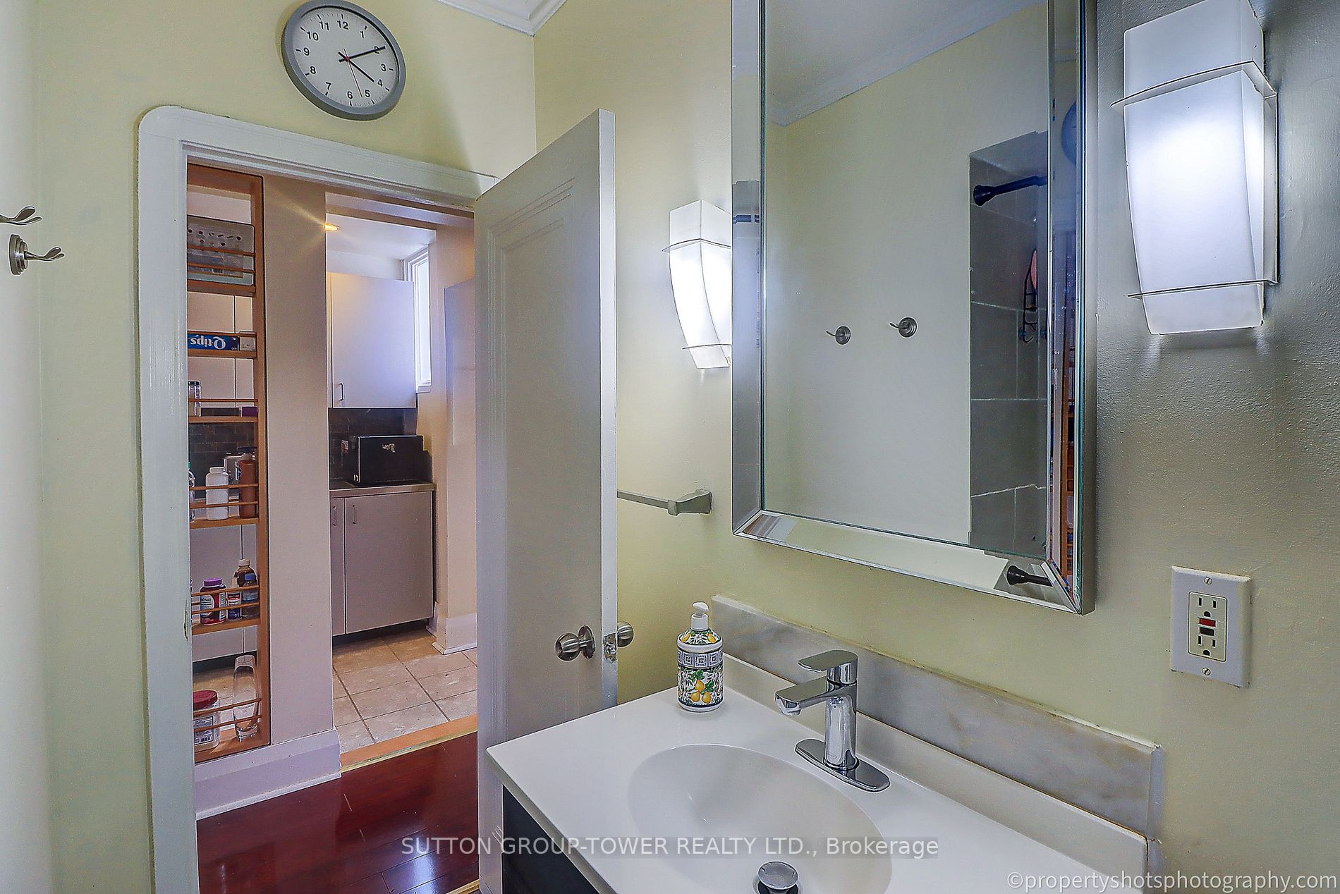 156 Warden Ave