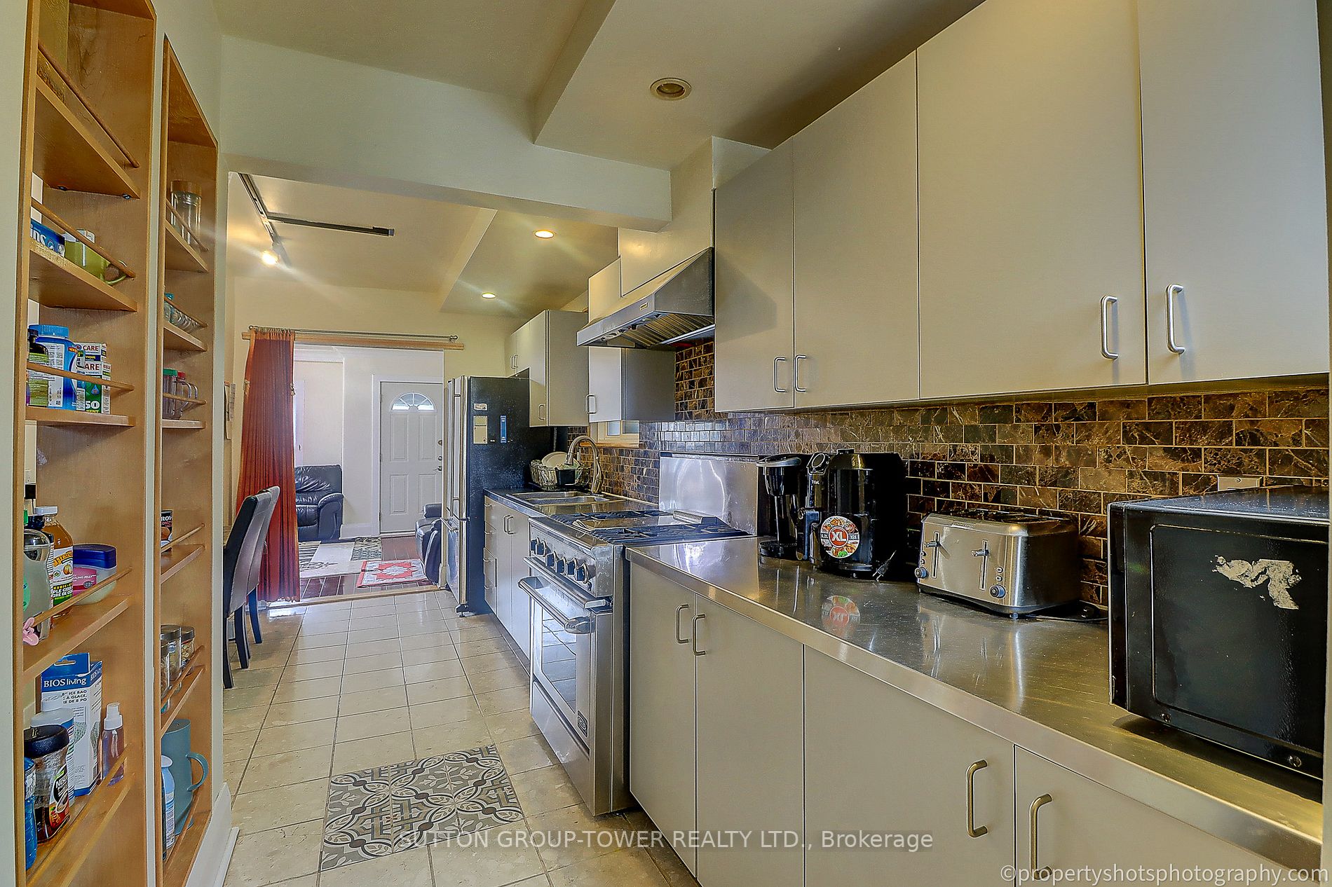 156 Warden Ave