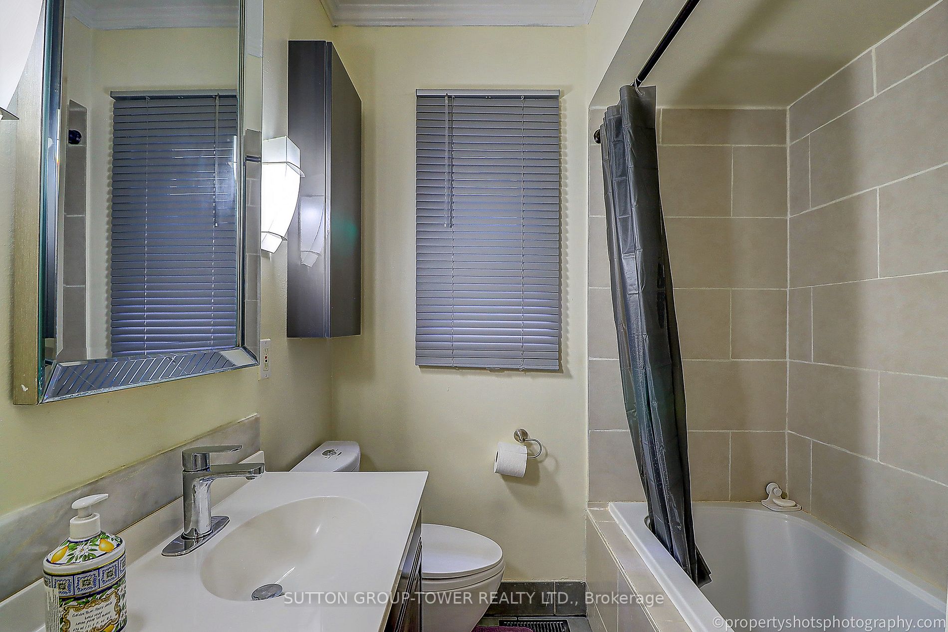 156 Warden Ave