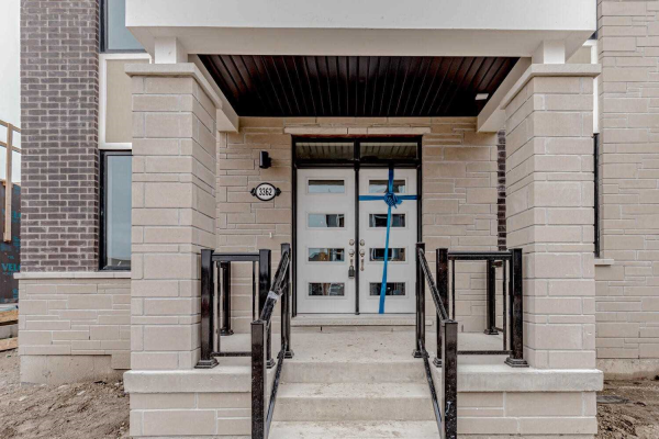 3362 Thunderbird Prom, Pickering