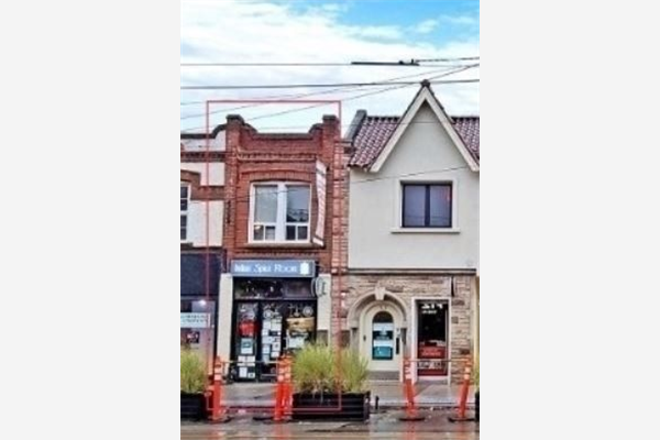 717 1/2 Queen St E