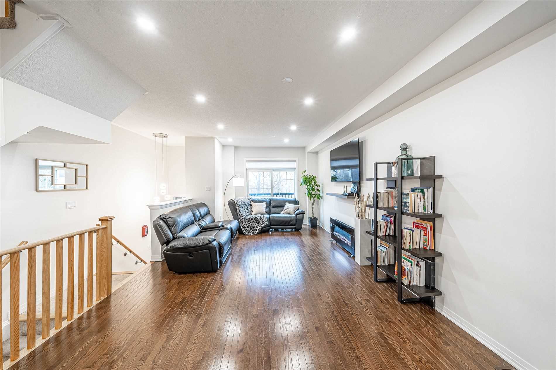 210 London Lane