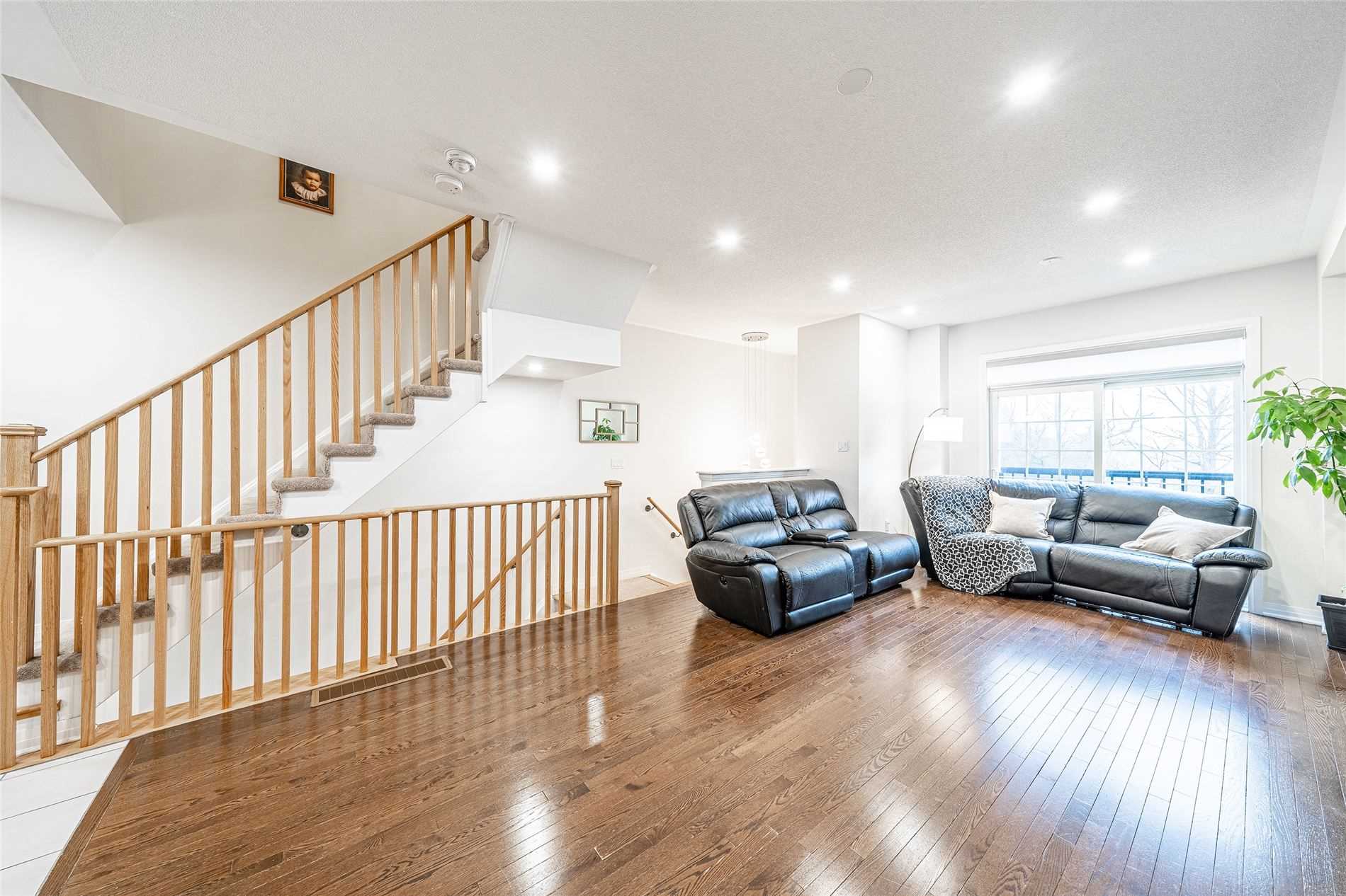 210 London Lane