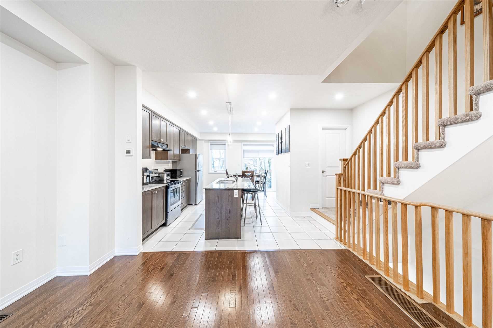 210 London Lane