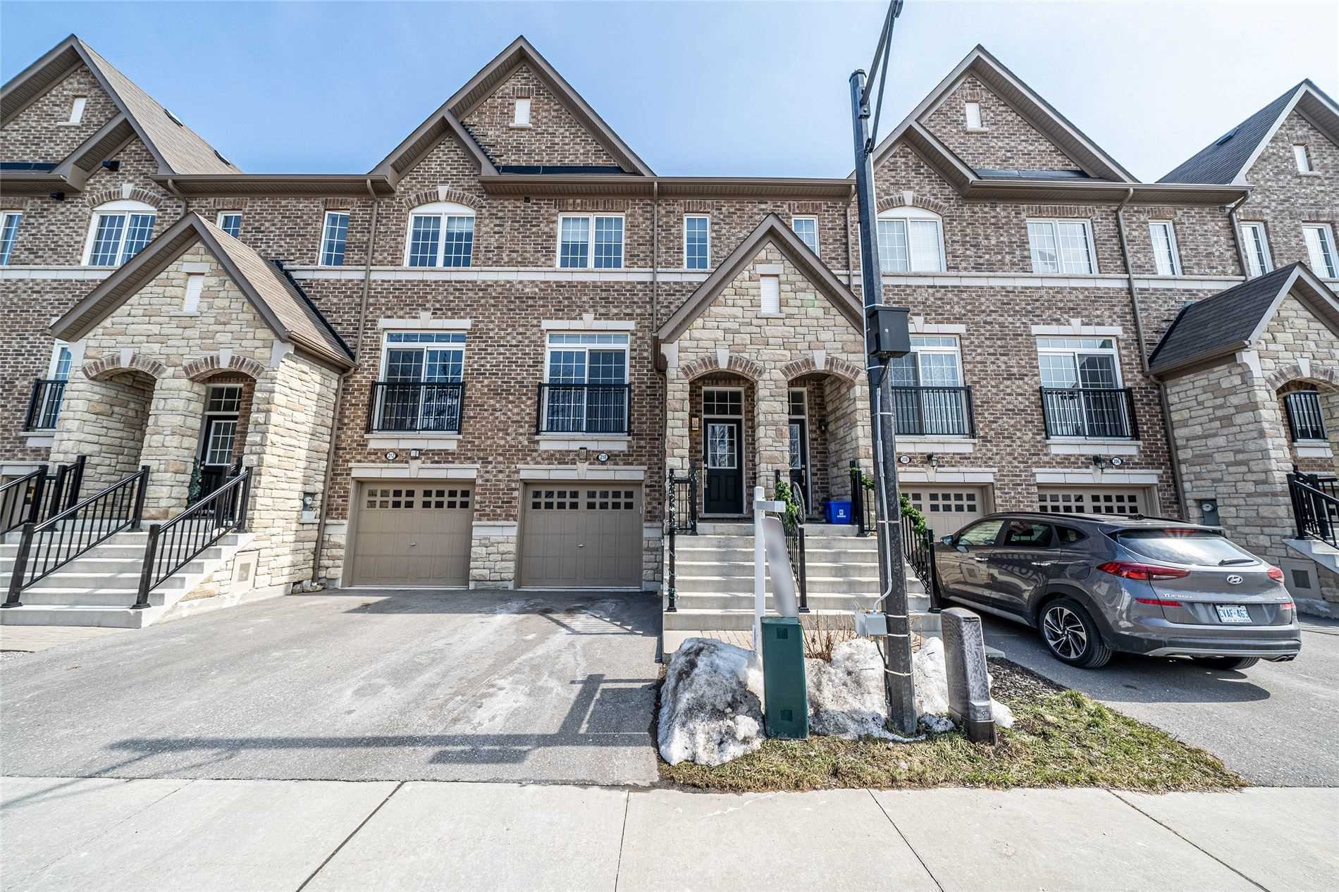 210 London Lane