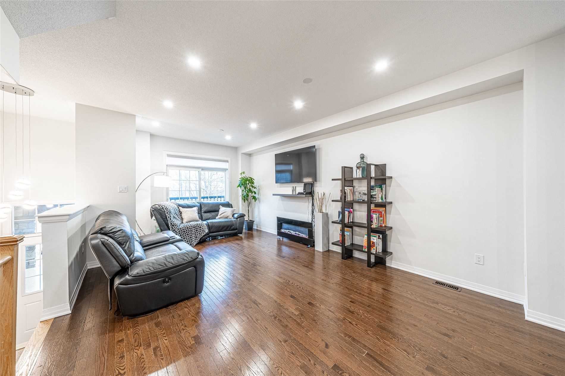 210 London Lane