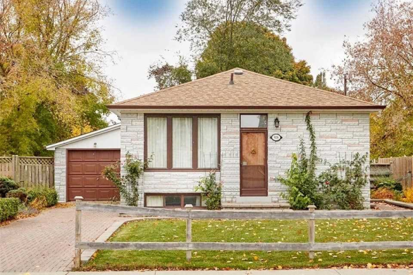 908 Centre St N, Whitby
