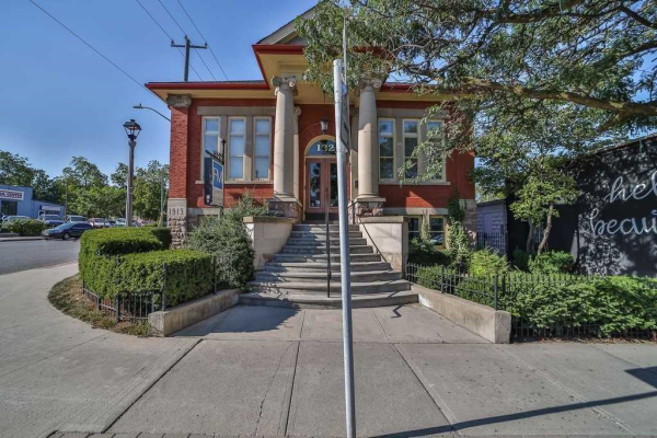 132 Dundas St W, Whitby