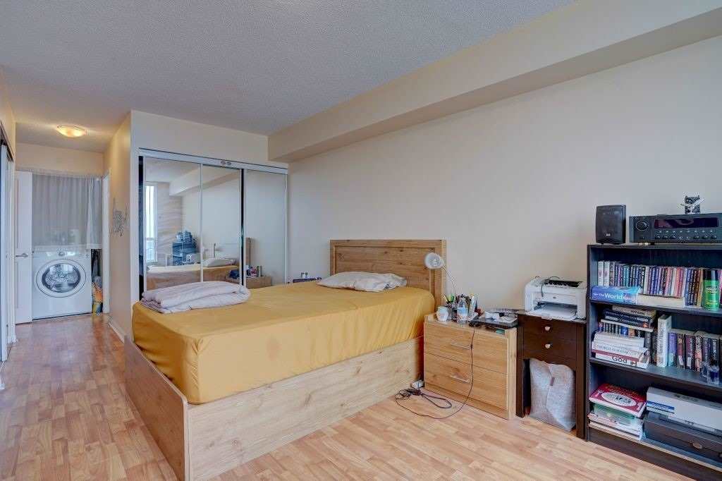 88 Corporate Dr, #1617