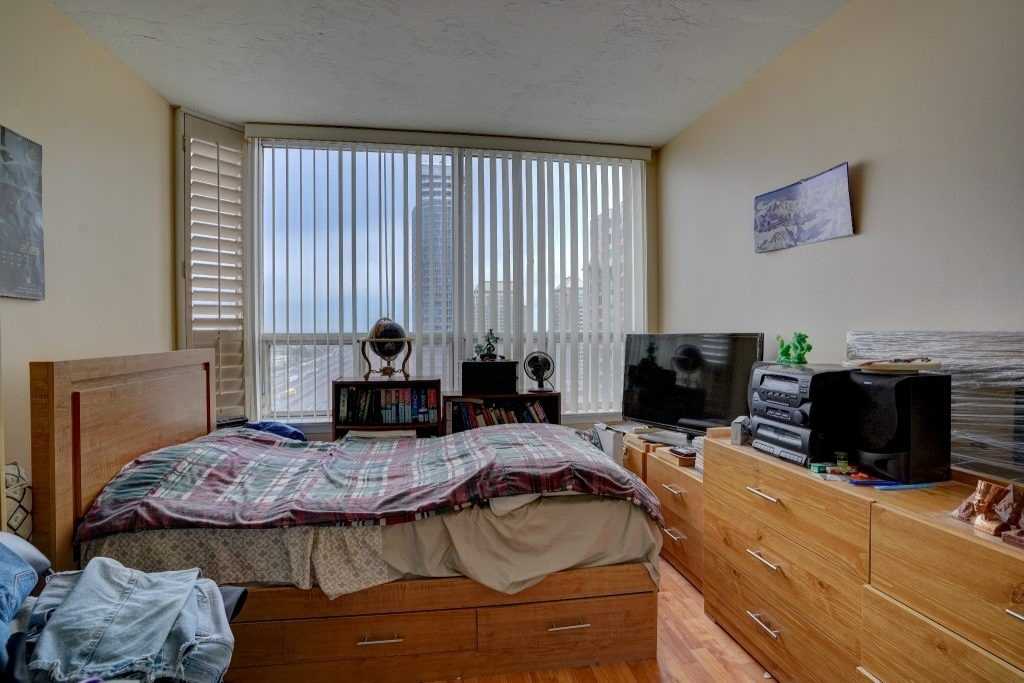 88 Corporate Dr, #1617