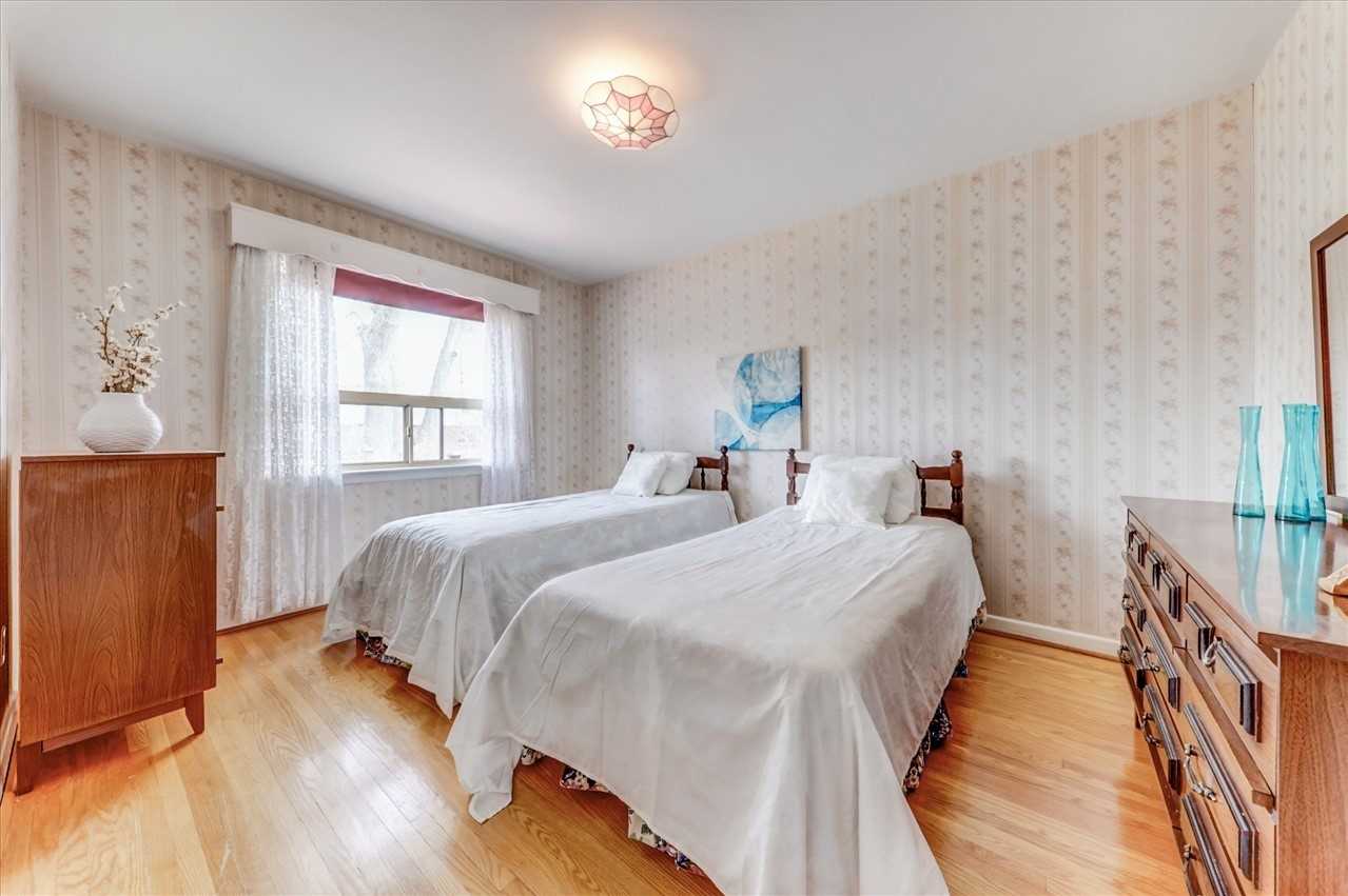 3 Holton Road