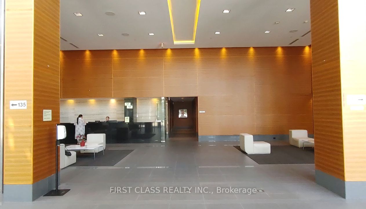 135 Village Green Sq, #1616