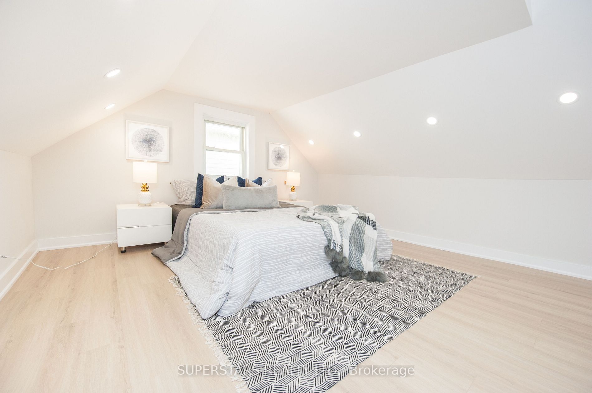 14 Pinegrove Ave