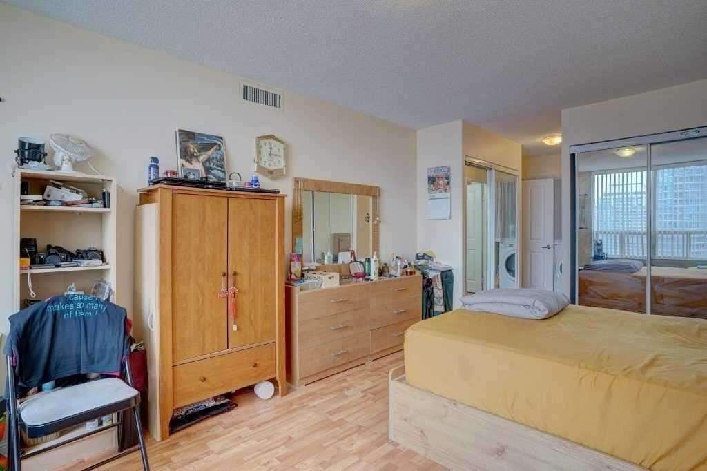 88 Corporate Dr, #1617