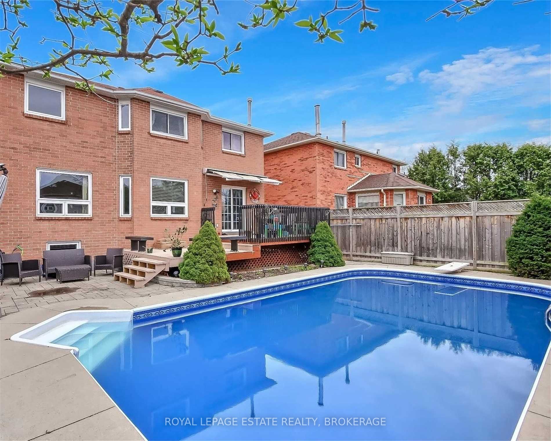 936 Mount Allan Ave