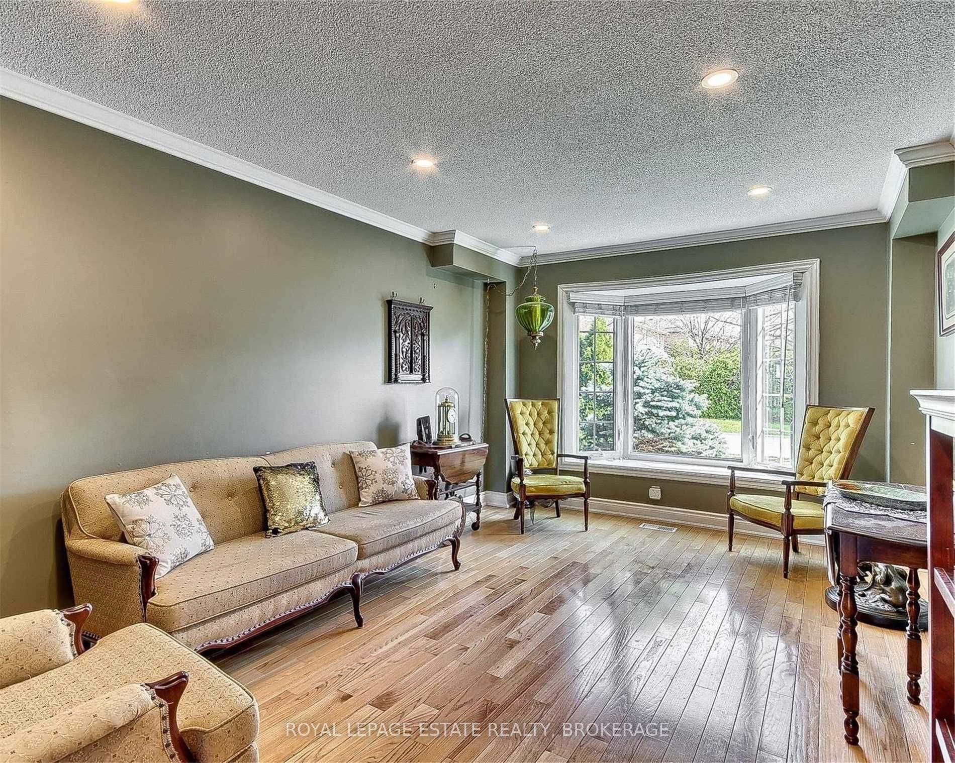 936 Mount Allan Ave