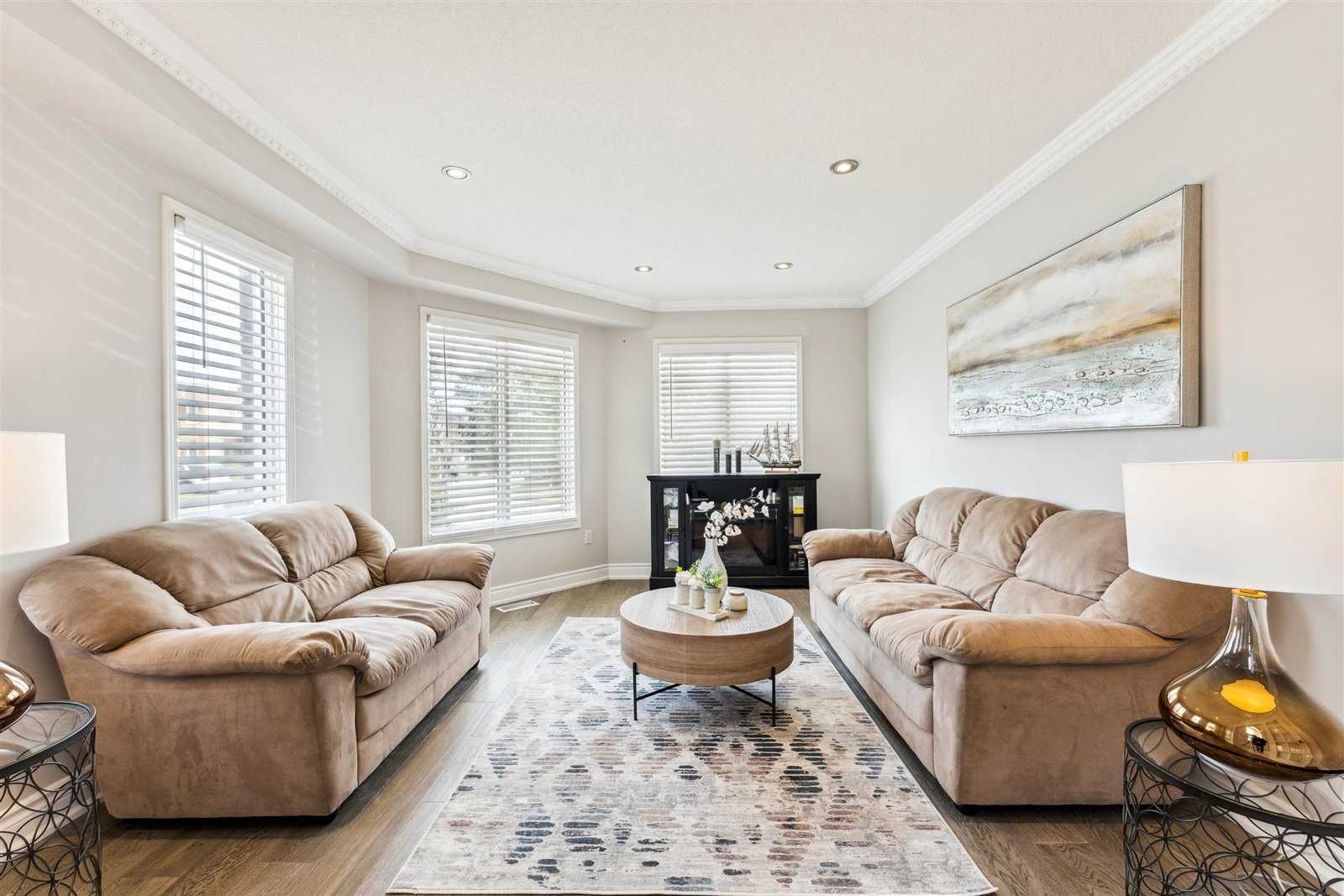 200 Mossbrook Sq