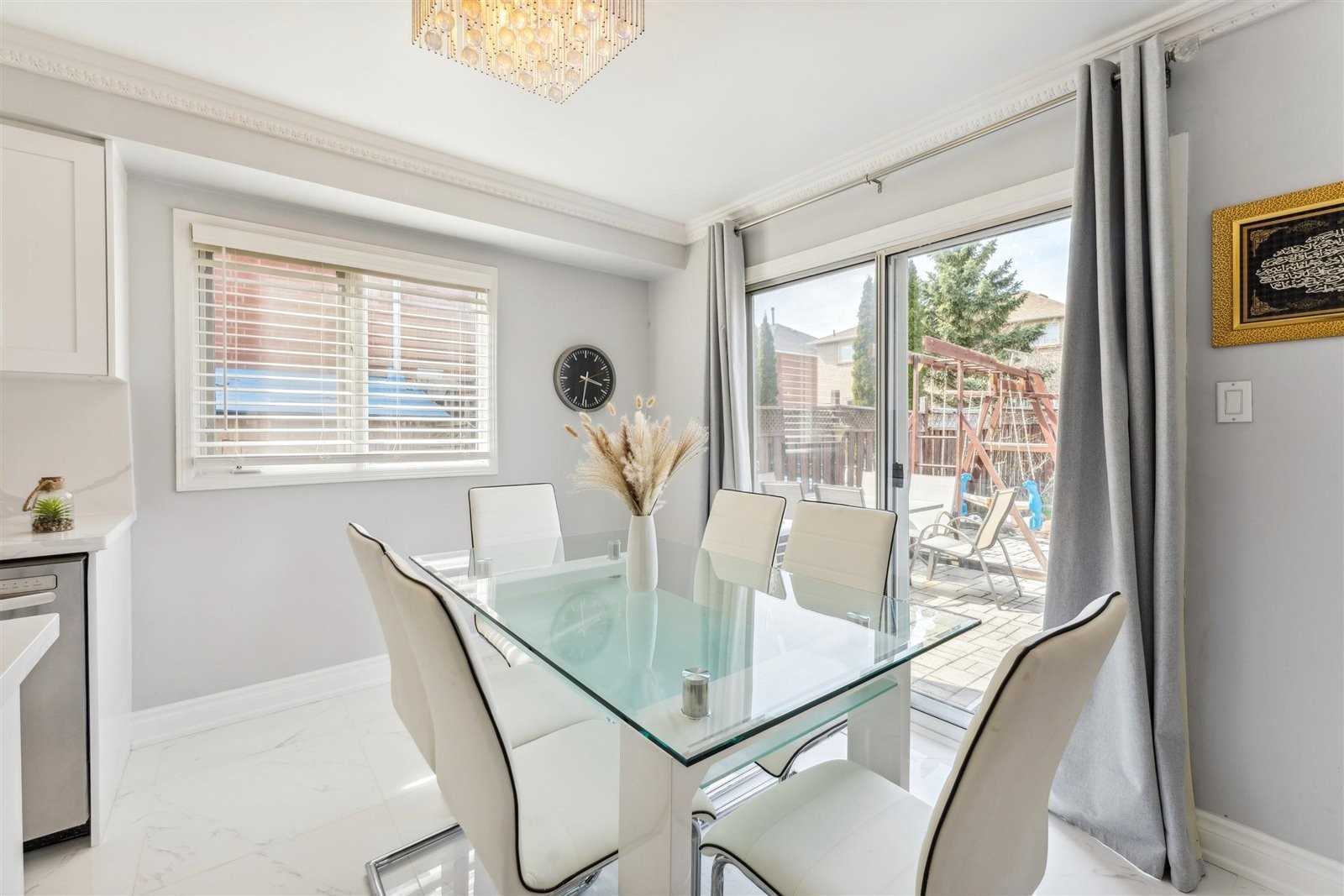 200 Mossbrook Sq