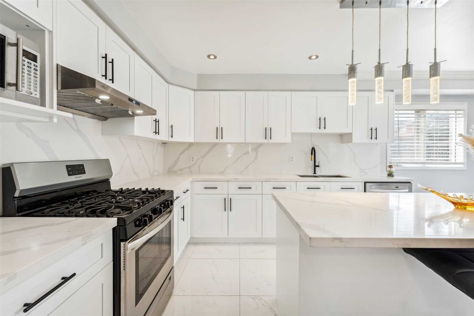 200 Mossbrook Sq