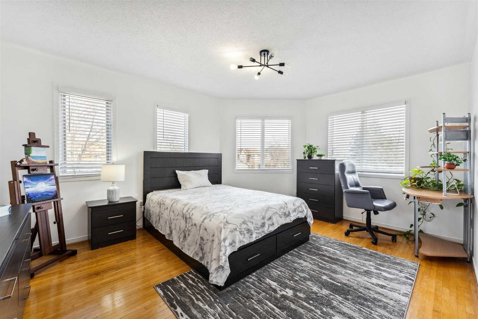 200 Mossbrook Sq