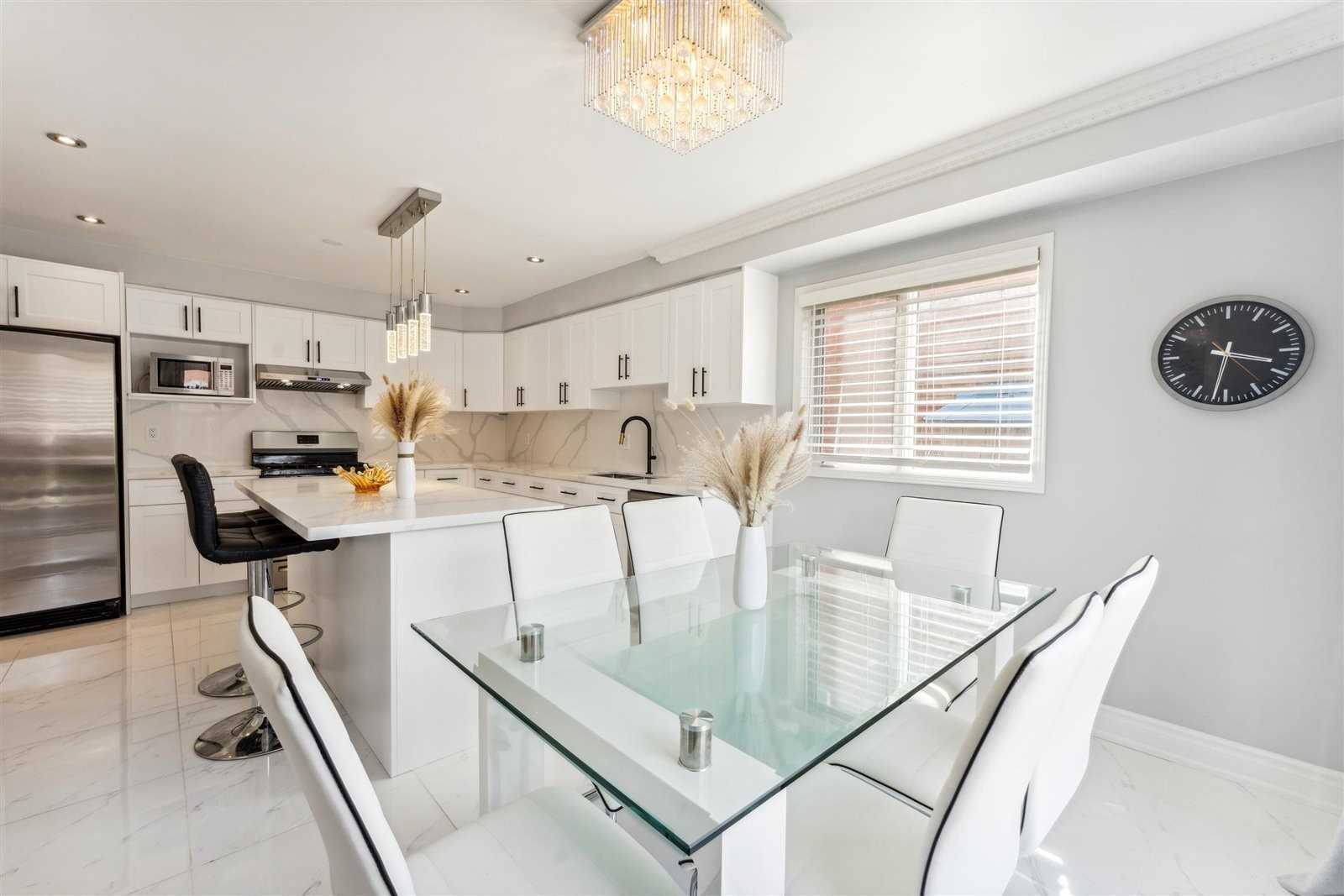 200 Mossbrook Sq