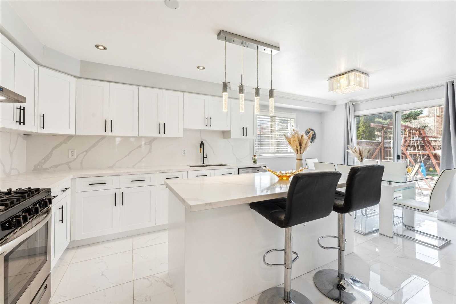 200 Mossbrook Sq
