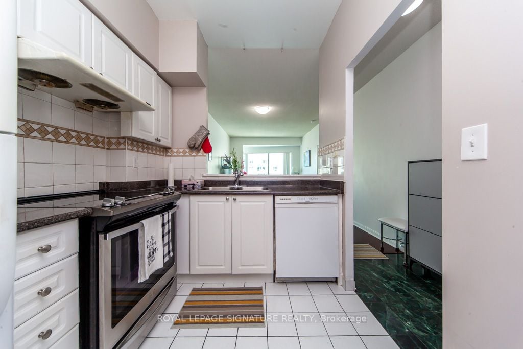 18 Lee Centre Dr, #Ph208