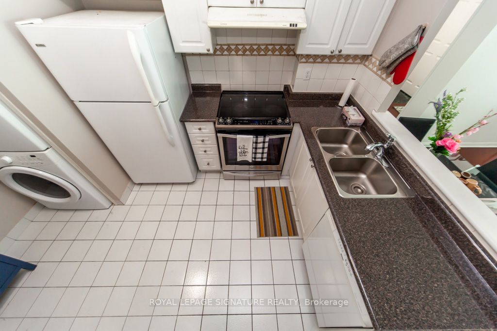 18 Lee Centre Dr, #Ph208
