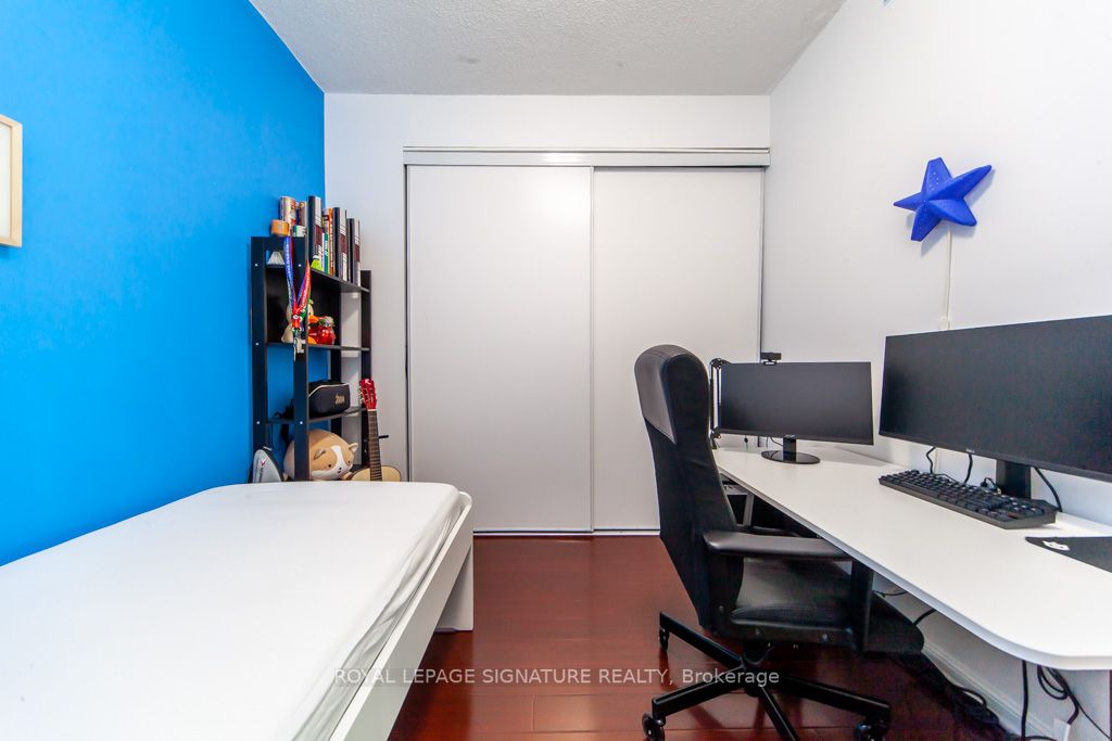 18 Lee Centre Dr, #Ph208