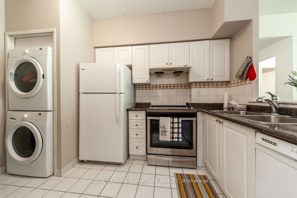 18 Lee Centre Dr, #Ph208