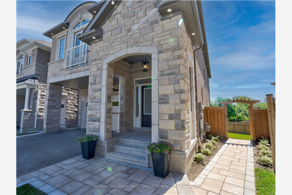 155 Westfield Dr, Whitby