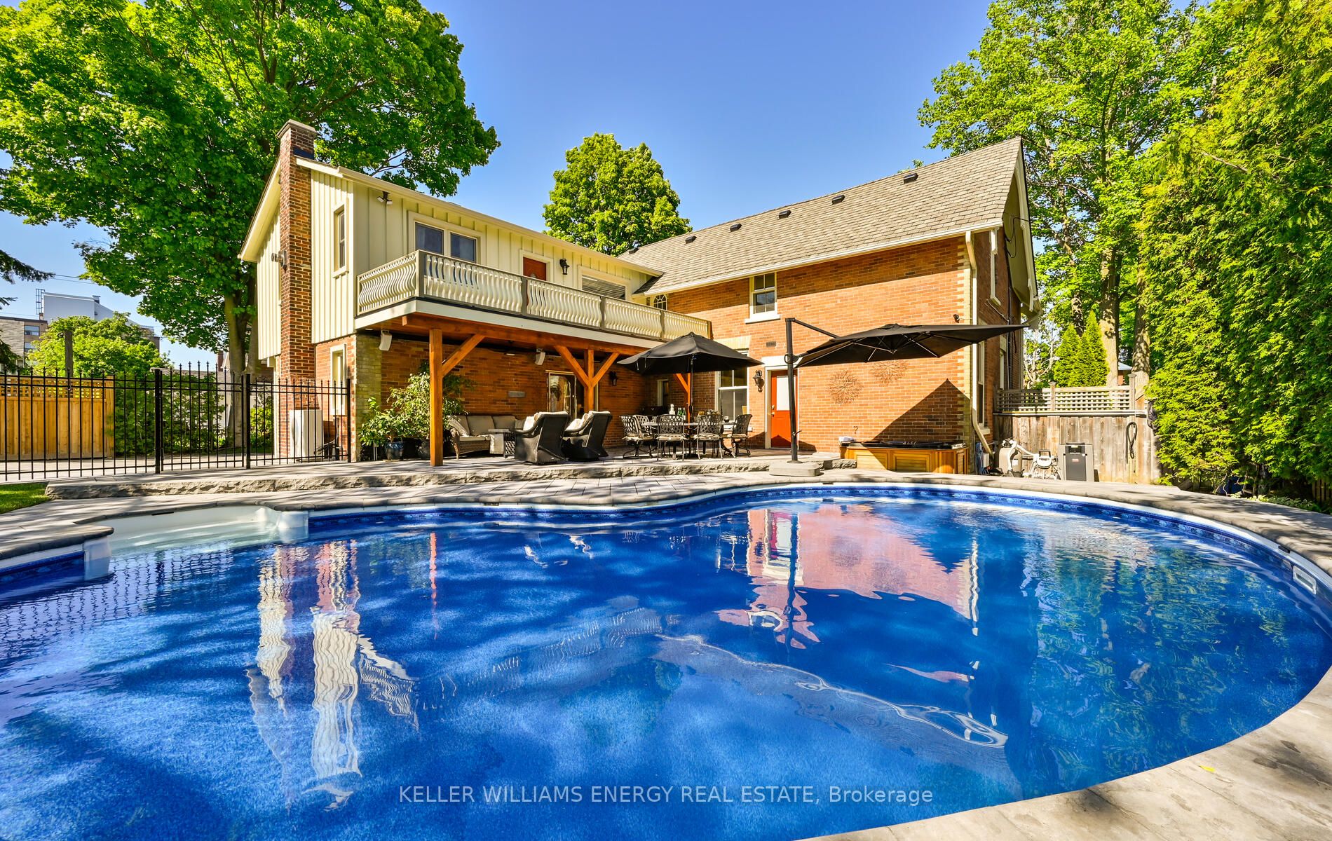 308 Centre St S