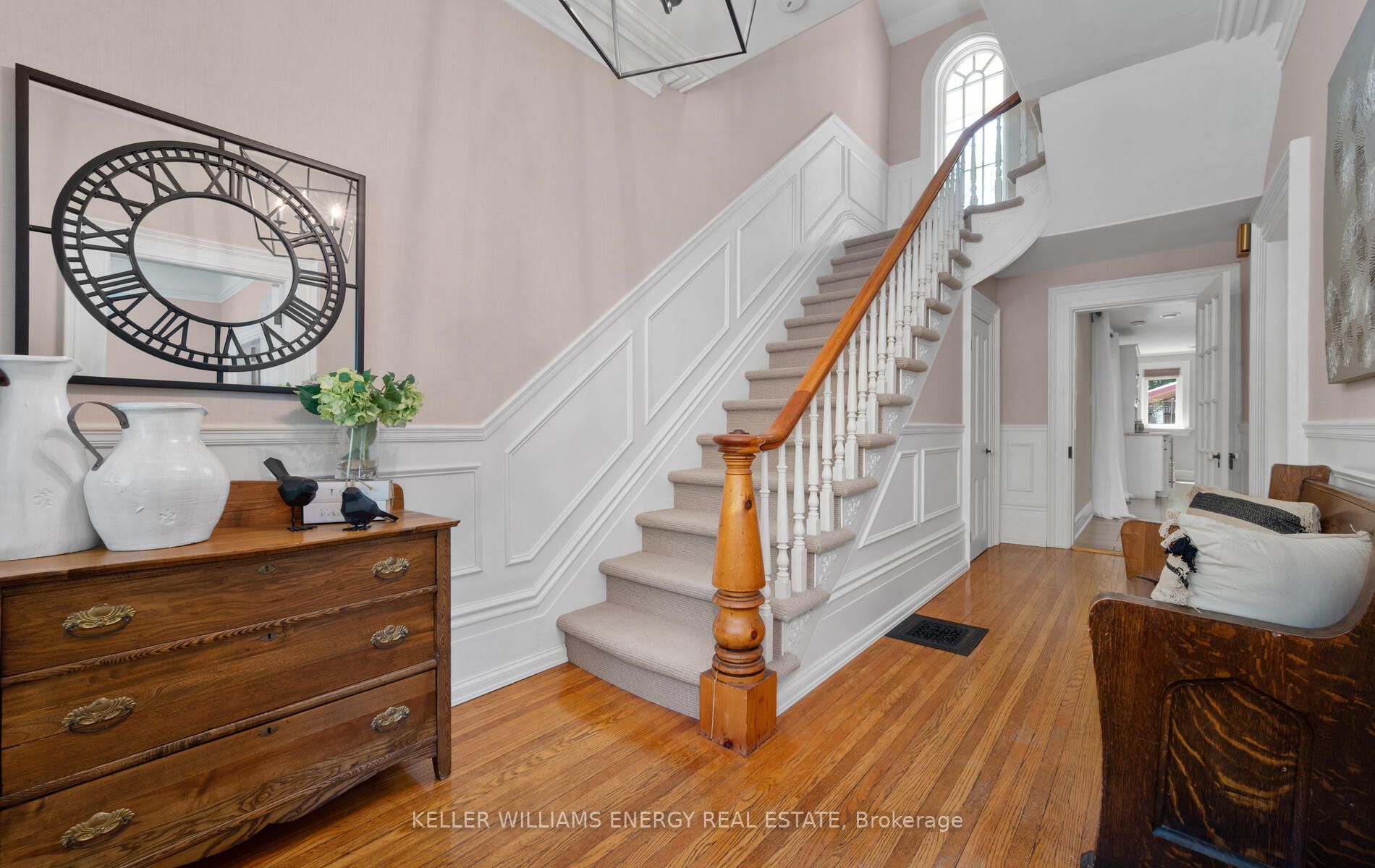 308 Centre St S