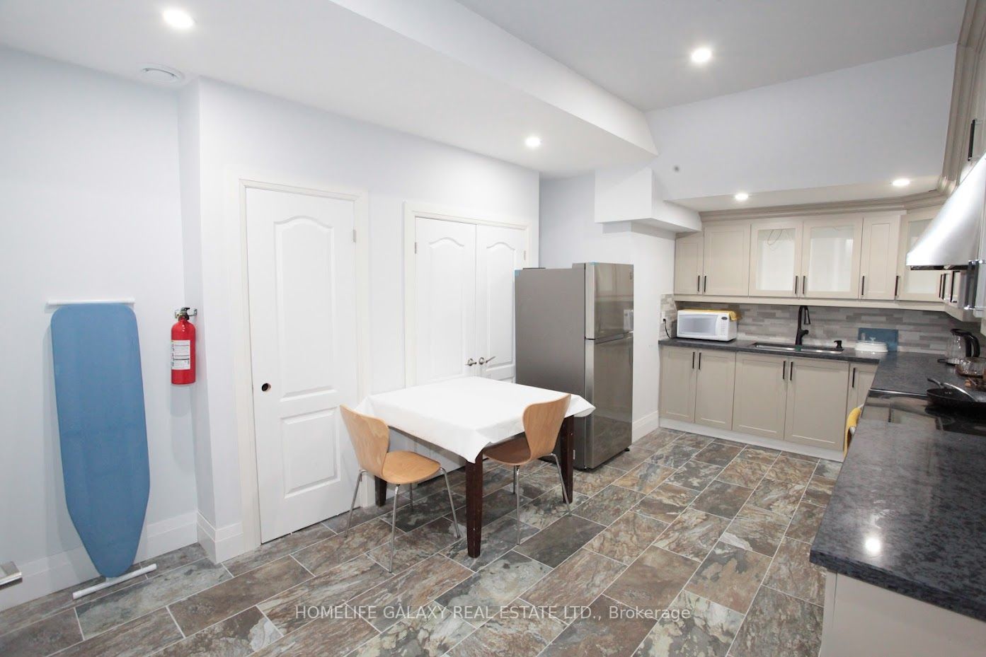 1794 Grandview Street N