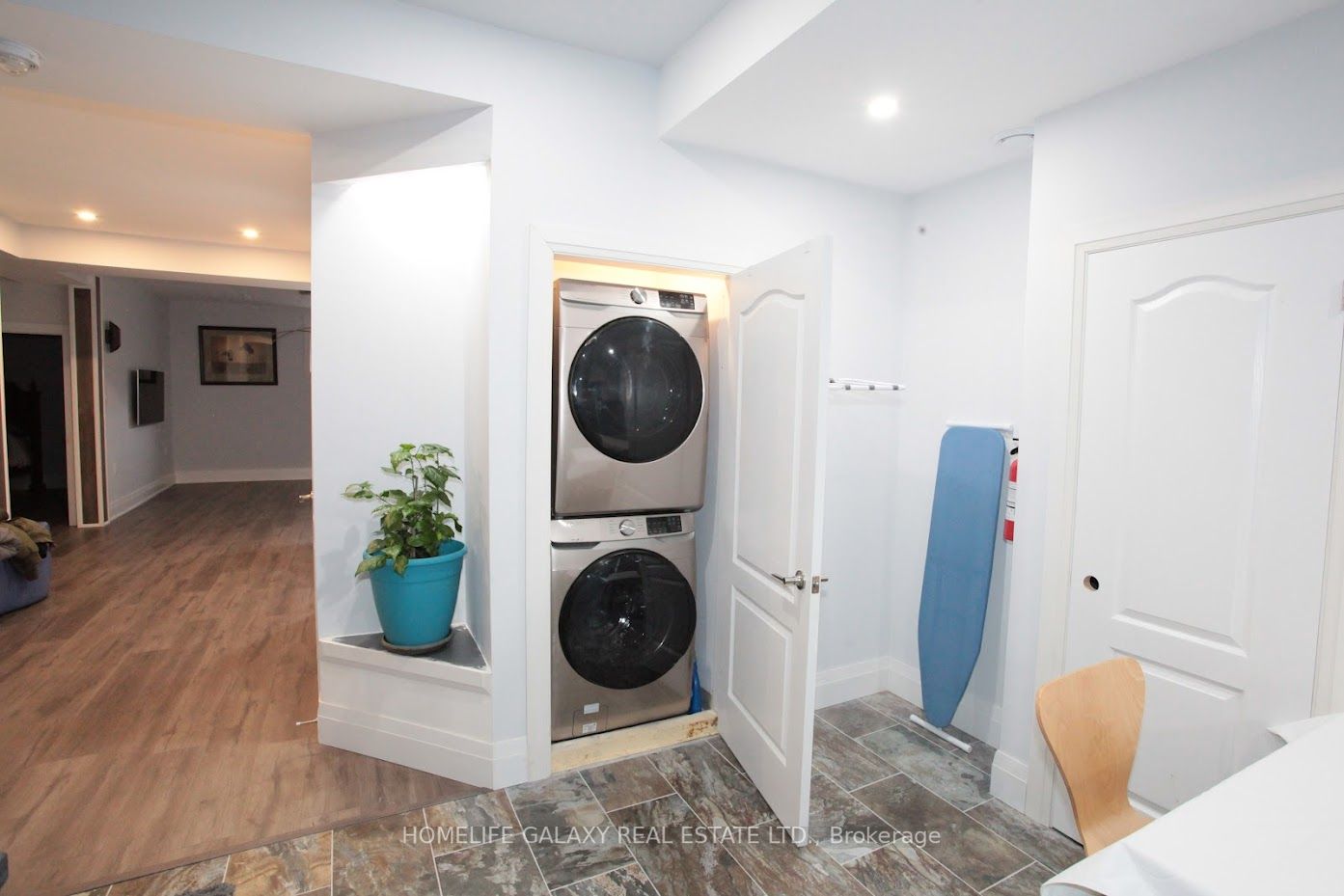 1794 Grandview Street N