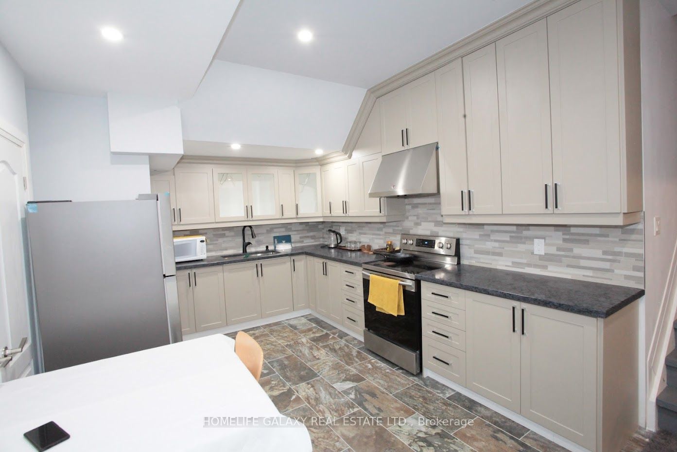 1794 Grandview Street N