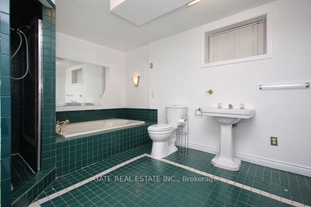 6 Lindal Ave