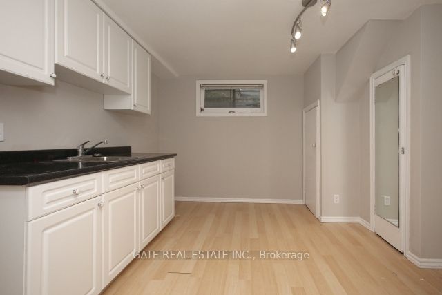 6 Lindal Ave