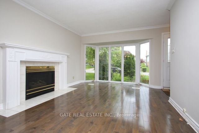 6 Lindal Ave