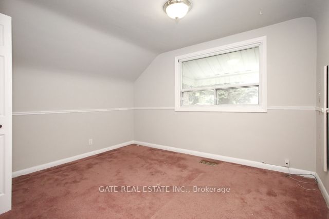 6 Lindal Ave