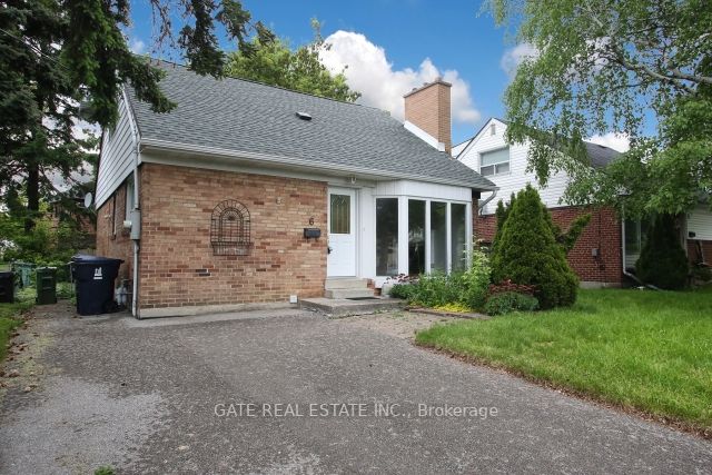 6 Lindal Ave