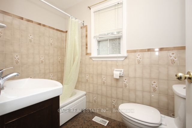 6 Lindal Ave