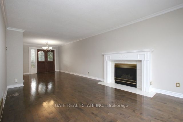 6 Lindal Ave