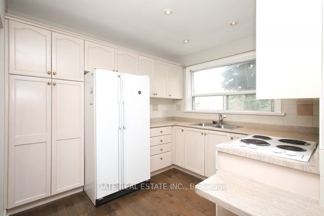 6 Lindal Ave
