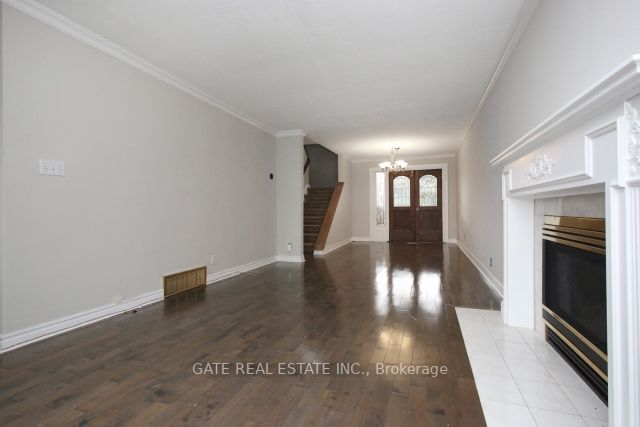 6 Lindal Ave