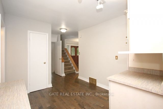 6 Lindal Ave