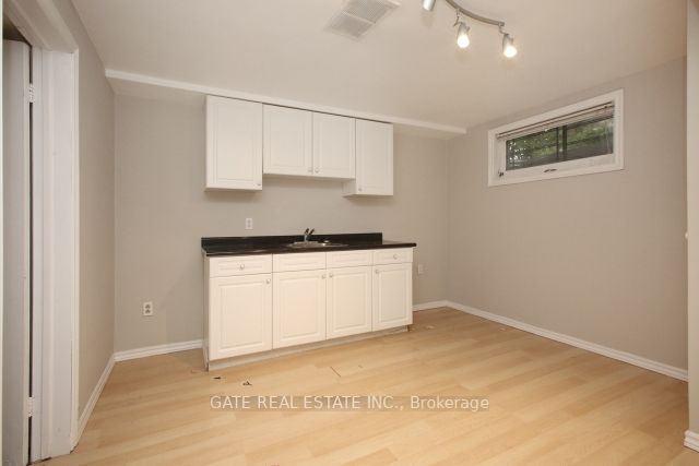 6 Lindal Ave